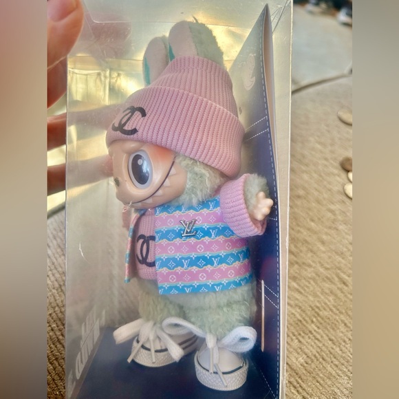 Fall in Wild LABUBU WITH DESIGNER OUTFIT - Picture 2 of 8